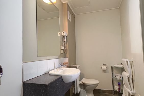 Bathroom studio with spa