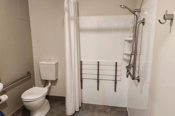 Large Studio: shower